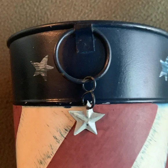 Set of 2 rustic Patriotic metal containers. Approx 8 1/2” x 5” and 4 1/2” x 5” - Picture 3 of 9